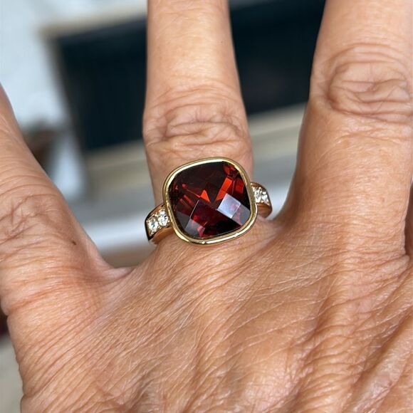 2 Gold Tone Faux Stone Rings - Picture 3 of 13